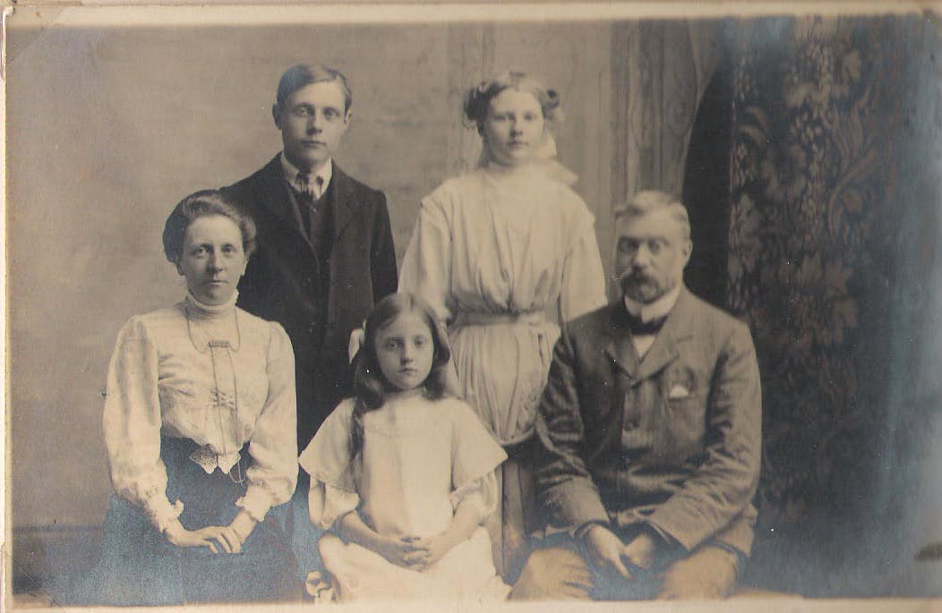 Ebenezer KEVAN with his wife [Elizabeth Mary née Matthews] and children, Leonard, Dorothy and Marjorie [b. 1900]